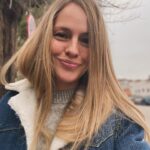 Esmeralda Moya Instagram – Según @elenafuriase en esta foto estoy muy guapa, mirad si es “exagerá” que cada vez que me ve me dice: “Mi Esme, estás más guapa que nunca”. Eso es amor de amiga y lo demás, tonterías 😂.

 Tengo que decir, que no solo por esto, por muchas otras cosas más que las dos sabemos, somos amigas y nos queremos. Tq 💫