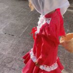 Esmeralda Moya Instagram - Cuando vayas a Madrid chulapa mía… Feliz día a todos los madrileños, hoy celebramos con claveles, rosquillas, barquillos y mucho chotis nuestra gran fiesta. Amalia feliz y yo más ✨ Feliz San Isidro ✨ Cuando vayas a Madrid chulapa mía…