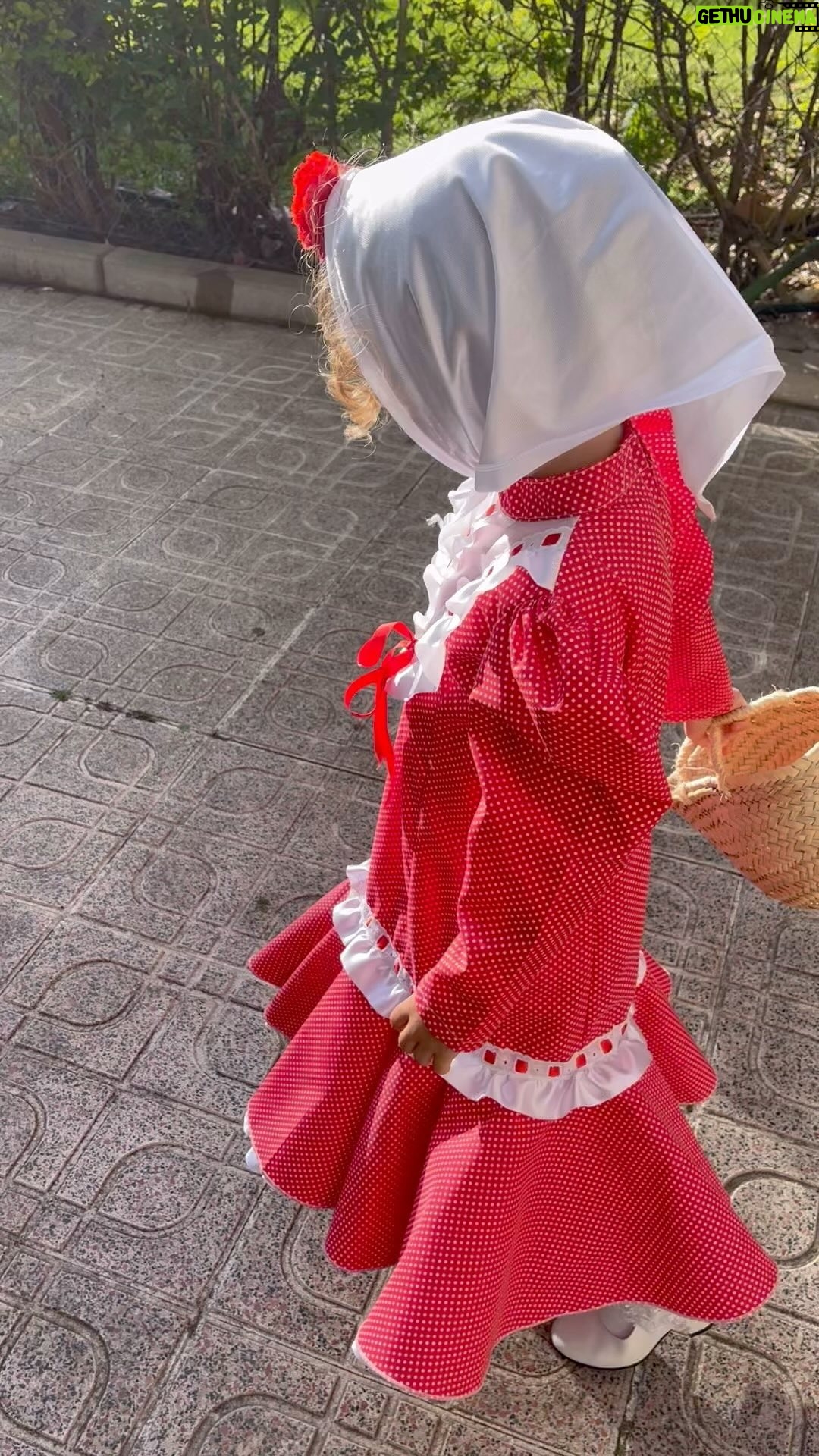 Esmeralda Moya Instagram - Cuando vayas a Madrid chulapa mía… Feliz día a todos los madrileños, hoy celebramos con claveles, rosquillas, barquillos y mucho chotis nuestra gran fiesta. Amalia feliz y yo más ✨ Feliz San Isidro ✨ Cuando vayas a Madrid chulapa mía…