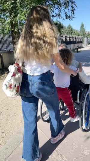Esmeralda Moya Instagram - Estos momentos que a pesar de ser los más duros de mi vida, son los más bonitos… Difícil o más bien raro, verdad?

Pues sí, a pesar de todo doy gracias a la vida. Gracias de corazón y con el alma por estar con mi familia, por poder ayudar a mis padres y disfrutar de ellos aunque sea de esta manera.

 Gracias a vosotros también por toooooodo vuestro cariño. Me siento muy agradecida, jamás pensé que íbamos a pasar por este trance y menos aún que iba a tener la gran oportunidad de dar voz a través de mi perfil y poder ayudaros de alguna manera a los que estáis pasando por algo similar. Os quiero.