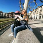 Esmeralda Moya Instagram - NO ES LO MISMO ESTAR JUNTOS QUE UNIDOS. Desde que mi padre comenzó con sus cositas de salud no he parado de cuestionarme y analizar un montón de cosas de la vida. El año pasado fue una revolución personal, un punto de inflexión que me hizo ver y entender que la gente viene y va, el trabajo también, pero la felicidad no. La felicidad se construye y se trabaja, se valora y se cuida. Valoro, cuido y mimo todos los momentos con mis hijos, con mi familia, mis amigas (las que siempre están)… Hace años no imaginaba que la vida me iba a cambiar tanto, para bien, claro está. Jamás pensé que iba a tener una hija y que junto a mi hijo me iban a dar tanto amor y cariño, que me iba a sentir tan querida por ellos y por mi marido. Y como os digo, la vida me ha cambiado para bien, a pesar de los contratiempos y sinsabores de la vida doy gracias. Porque estamos todos juntos y unidos, y disfruto de cada momento, de cada segundo, de cada rayo de sol, de cada tarde de invierno en casa, de cada sonrisa de mis hijos, de cada videollamada de mi marido, de cada comida de mi madre y de cada abrazo de mi padre. Os quiero y os amo a partes iguales.