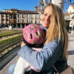 Esmeralda Moya Instagram - NO ES LO MISMO ESTAR JUNTOS QUE UNIDOS. Desde que mi padre comenzó con sus cositas de salud no he parado de cuestionarme y analizar un montón de cosas de la vida. El año pasado fue una revolución personal, un punto de inflexión que me hizo ver y entender que la gente viene y va, el trabajo también, pero la felicidad no. La felicidad se construye y se trabaja, se valora y se cuida. Valoro, cuido y mimo todos los momentos con mis hijos, con mi familia, mis amigas (las que siempre están)… Hace años no imaginaba que la vida me iba a cambiar tanto, para bien, claro está. Jamás pensé que iba a tener una hija y que junto a mi hijo me iban a dar tanto amor y cariño, que me iba a sentir tan querida por ellos y por mi marido. Y como os digo, la vida me ha cambiado para bien, a pesar de los contratiempos y sinsabores de la vida doy gracias. Porque estamos todos juntos y unidos, y disfruto de cada momento, de cada segundo, de cada rayo de sol, de cada tarde de invierno en casa, de cada sonrisa de mis hijos, de cada videollamada de mi marido, de cada comida de mi madre y de cada abrazo de mi padre. Os quiero y os amo a partes iguales.