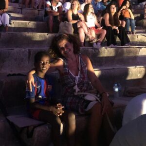 Esra Akkaya Instagram - Anne oğul Kalben konserine geldik. Antik tiyatronun büyüsü mü? Oğlumun büyümüşlüğü mü? Pek bir duyguluyum