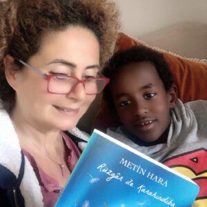 Esra Akkaya Instagram - Canım Metin @metinhara Benim çocuk ruhlu güzel arkadaşım yazmış... Şansı bol yolu açık olsun “Rüzgar ve Karahindiba” bir çok kişiye dokunsun...