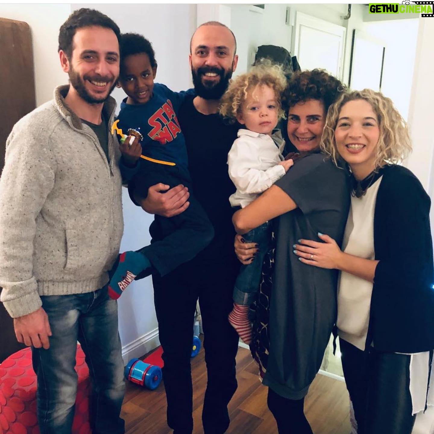 Esra Akkaya - 16.4K Likes - 40 yıl önce bu gün ben abla oldum yeniden doğdum... Can’ın aşkı daydayları hayatıma iki de kız kardeş soktunuz daha ne isterim 🙏🏽 Iyi ki doğdunuz. 🎂💕 Sizinle gurur duyuyorum ve çok ama çok seviyorum @sarpakkaya @kayaakkaya