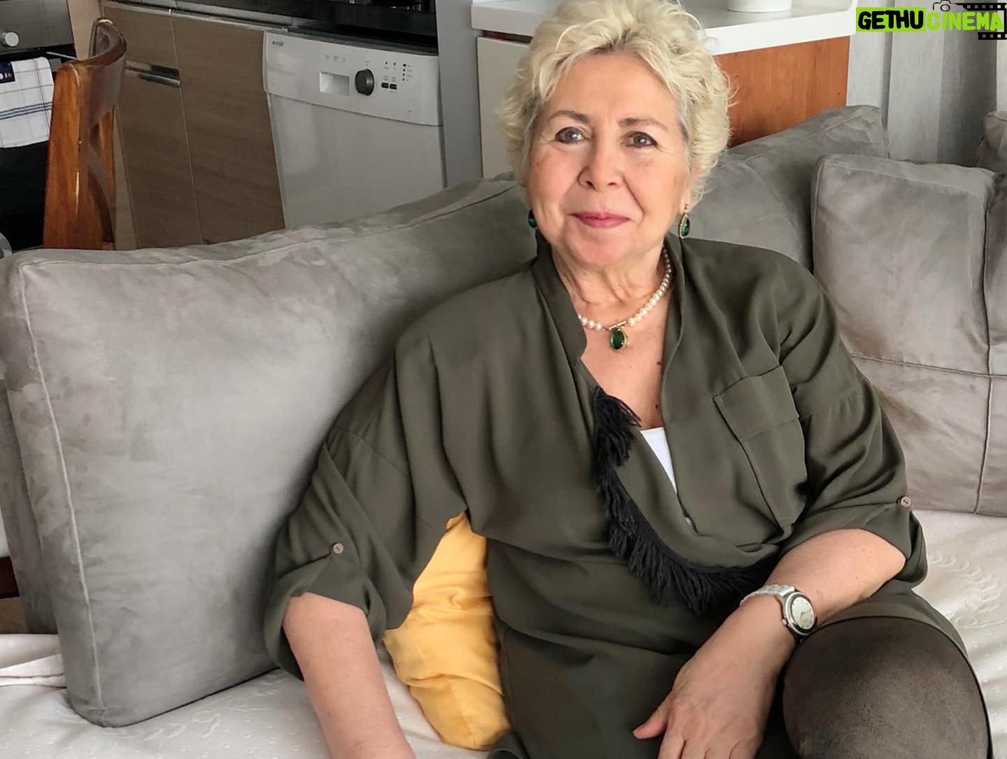 Esra Akkaya - 14K Likes - Annem artık her gün evde şık olmak istediğini açıkladı. Can beni dansa kaldırdı ve ben saçlarımı toplamayarak bu çılgınlığa katılmaya karar verdim :)