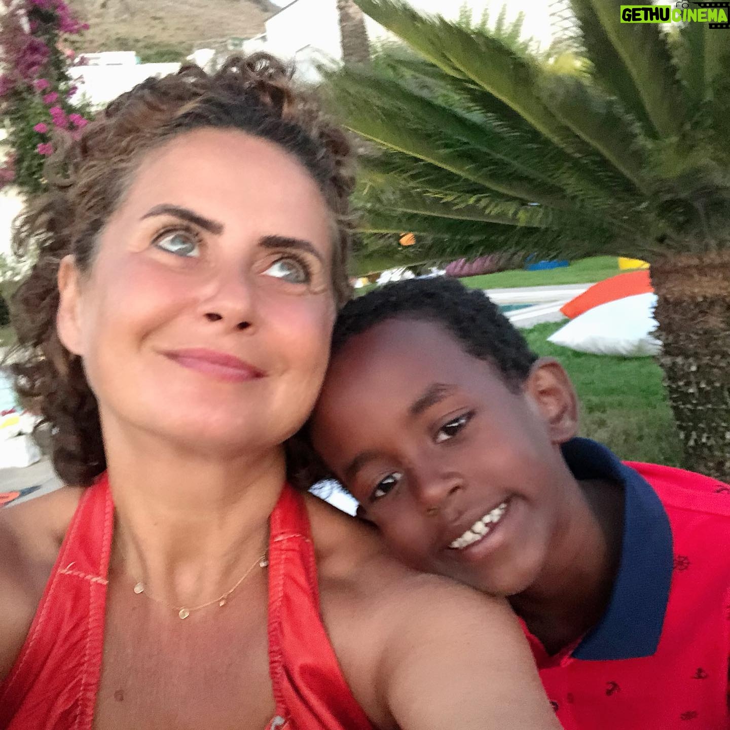 Esra Akkaya - 21.8K Likes - Parti sen gülünce başlasın...