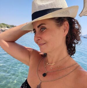 Esra Akkaya Instagram - Tatlı arkadaşımız Selma’nın selmaguvenjewdes şahane tasarımlarını tanıtalım diye kuzenim @deryaakk o kadar ciddi bir fotoğraf çalışması yaptı ki bu durum bana yaradı:)
