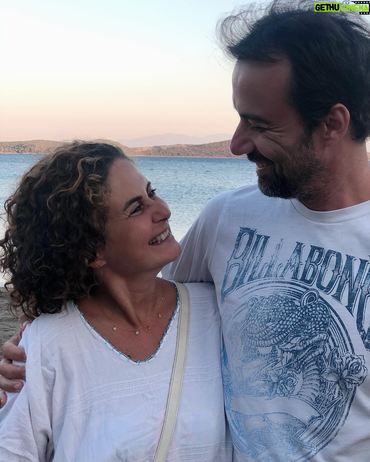 Esra Akkaya - 13.4K Likes - Canım arkadaşım iyi ki buluştuk... çocukluğumuzdan çocuklarımıza uzanan bir dostluk. Ben sana baktığımda kendi gençliğimi görüyorum. Aynaların en güzeli eski ve eskimeyen arkadaşındır çünkü...