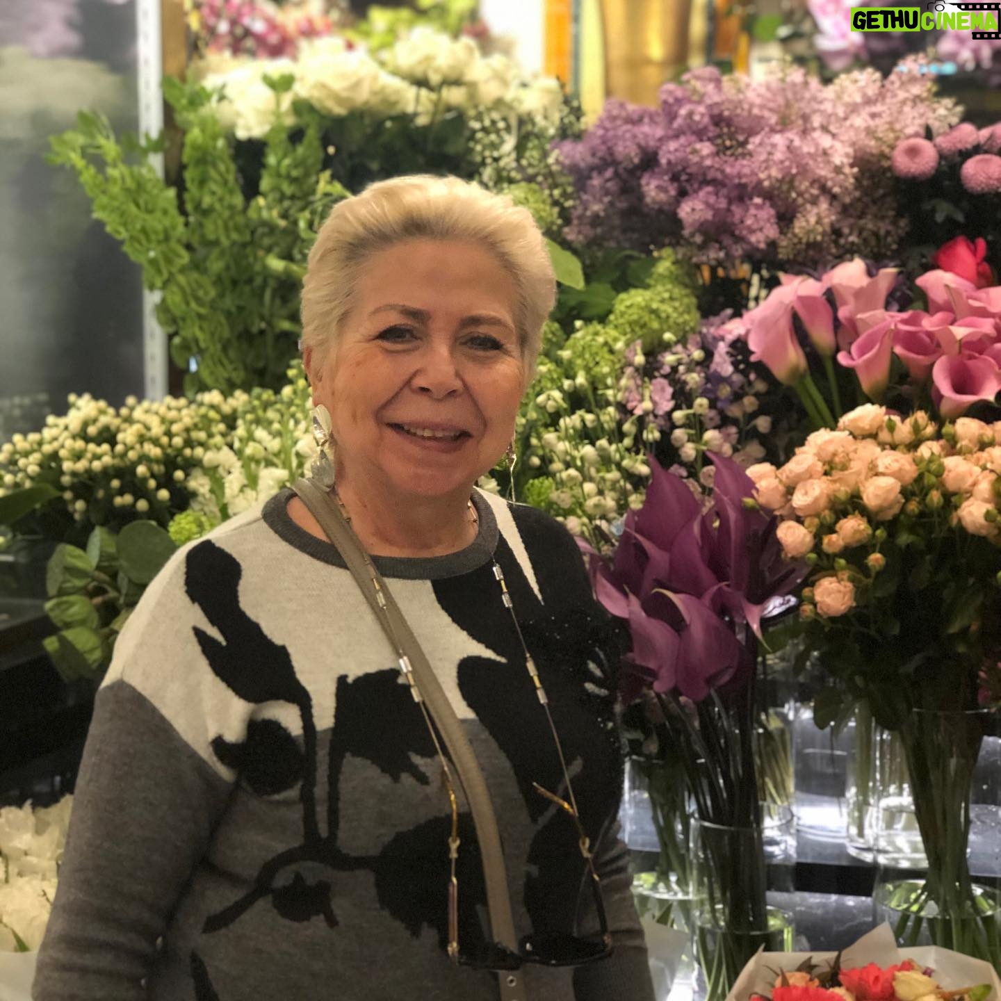 Esra Akkaya - 4.8K Likes - Bu gün benim canım annemin doğum günü 🎂 Allah onu hiç başımızdan eksik etmesin 🙏🏽 hepimizin onun pozitifliğine, inanç ve sevgi ile olayları kucaklamasına, iyileştirici gücüne ve sonsuz şefkatine ihtiyacımız var...