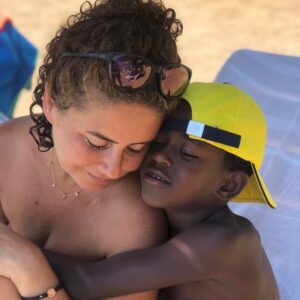 Esra Akkaya Instagram - Böyle birden sarılmalar vardır her annenin yüreğinde kuş kanatları çarptıran 🙏🏽