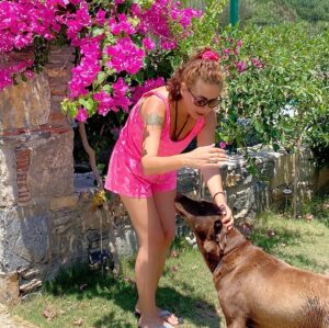Esra Akkaya Instagram - Canım @yoncasahinbas ‘ımın gözünden 30 yıl önceki pembe taytlı konservatuar öğrencisi halimin bu günkü yansıması:)ve her buluşmamızda 30 yıldır Müşfikhoca’nın deyimiyle gremlinler vıcırtısında sadece bizim anlayacağımız konuşmalarımız... bir sen eksiktin bu gün @conkayasemin