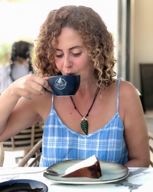 Esra Akkaya Instagram - İyi kahve günün her saatinde. Okul çıkışına 10dk kalsa da:) @bodrumcoffeedemadrid