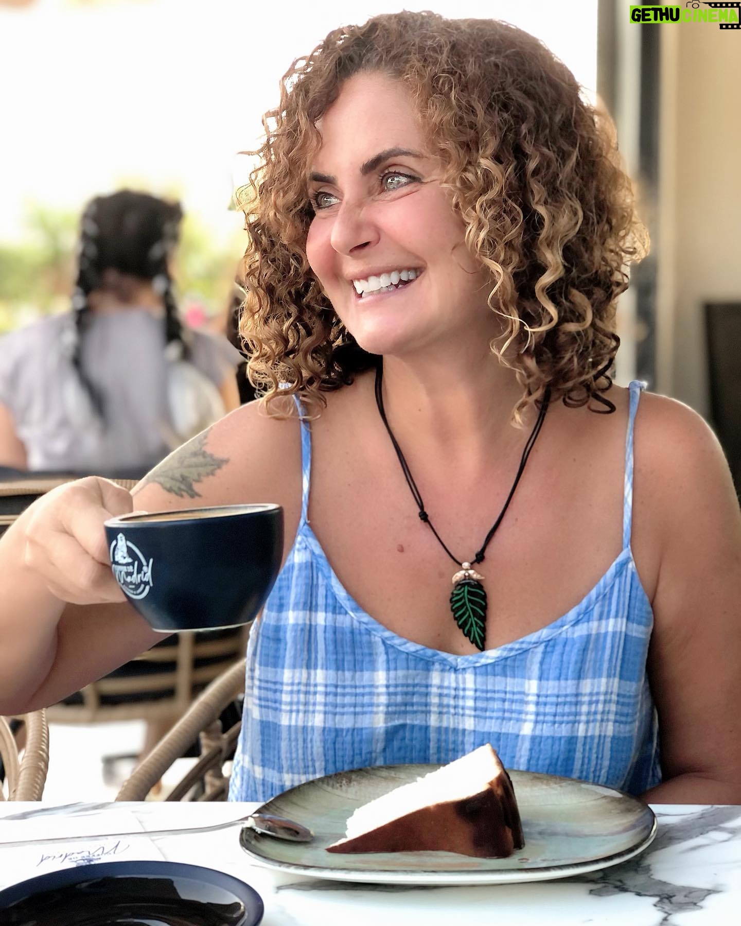 Esra Akkaya - 4.1K Likes - İyi kahve günün her saatinde. Okul çıkışına 10dk kalsa da:) @bodrumcoffeedemadrid