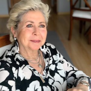 Esra Akkaya Instagram - Benim güzel annem yine giyindi süslendi bu gün. Karantina ‘da niyetli olmak ya da minicik evinde torun tombalak ağırlamak onun için mesele değil hatta keyif. Bir süredir karantinada evi kiminle paylaştığının asla tesadüf olmadığını düşünüyorum. Annemle 20 yaşımdan beri bu kadar uzun zaman geçirmemiştim hatta Can hiç bu kadar birarada olmamıştı. Birbirimizden ne çok şey öğrendik bu süreçte. Mesela İngiltere’den annemi getirmek için döndüğümü düşünüyordum başta, şimdi anlıyorum ki annem beni getirmiş. Tam doğru zamanda yanıma gelmiş son uçağa bizi atmış getirmiş ve kanatlarının altına almış bu süreçte. Evlatlarına yemek yapmanın, ortalığı muntazam (onun deyimiyle) tutmanın, her gün bir amaçla uyanmanın, şer gibi görünen durumda hayır aramanın, herşeyin ve önce kendinin kıymetini bilmenin, asla yiyecek atmamanın ve en yakınından en uzağına sonsuz sevgi hissetmenin ne demek olduğunu uygulamalı öğretti bize.
Her kiminle başbaşa kaldıysan bu kendin bile olabilirsin,öğretecek bir şeyi var belli ki eğer buradan alacağımızı alıp çıkarsak büyük şükranla anacağız bu günleri aksi taktirde hayatımızın yaşanmamış günleri olacak...