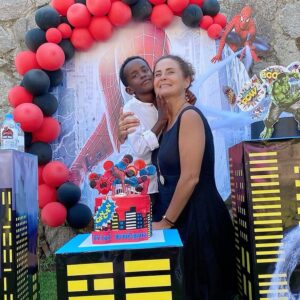 Esra Akkaya Instagram - Elinize sağlık @twinsoven bayıldık pastamıza 🎂🌈