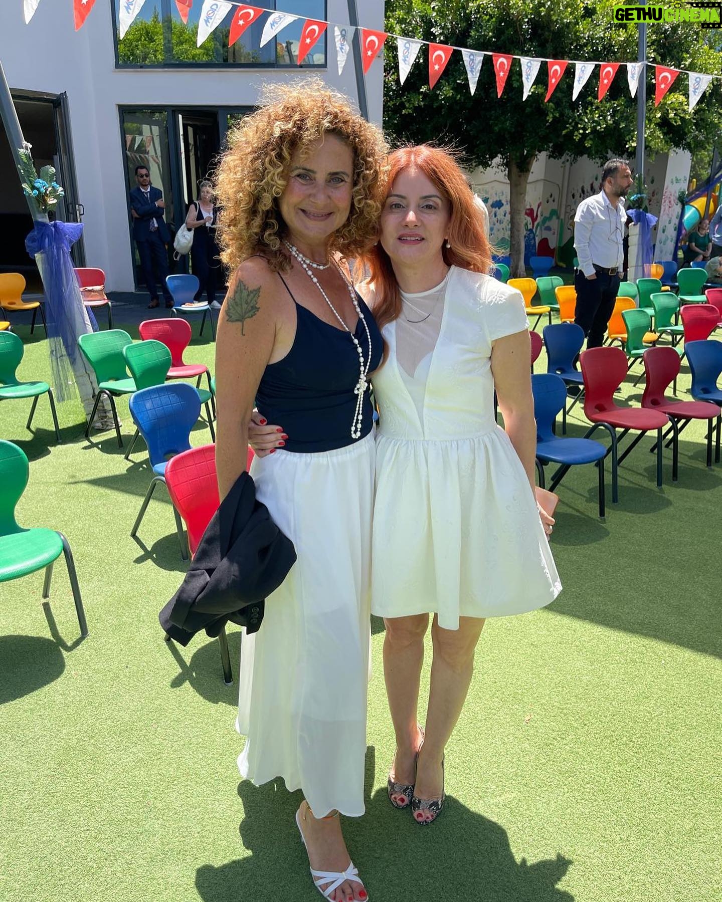 Esra Akkaya - 41.3K Likes - Canım oğlum mezun oldu… nice mutlu günleri beraber yaşamak dileğiyle… @sakineozdemir