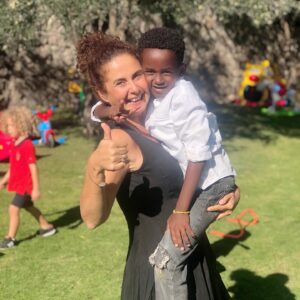 Esra Akkaya Instagram - İyi ki doğdun aşkım oğlum ... 7 yaşını çoook sevdim. Bence düğününü de @calipoobodrum ‘da @crosskidsandteens ile kutlayabiliriz:) pastanı da @twinsoven yapar yine:)
