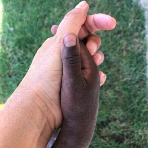 Esra Akkaya Instagram - Ömür boyu tutmak istediğim el. Rengini sevdiğim evladım bizden daha güzel bir dünya yapmanı umarım...