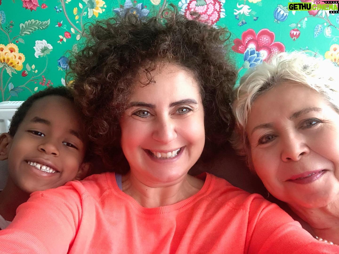 Esra Akkaya - 14K Likes - Annem artık her gün evde şık olmak istediğini açıkladı. Can beni dansa kaldırdı ve ben saçlarımı toplamayarak bu çılgınlığa katılmaya karar verdim :)