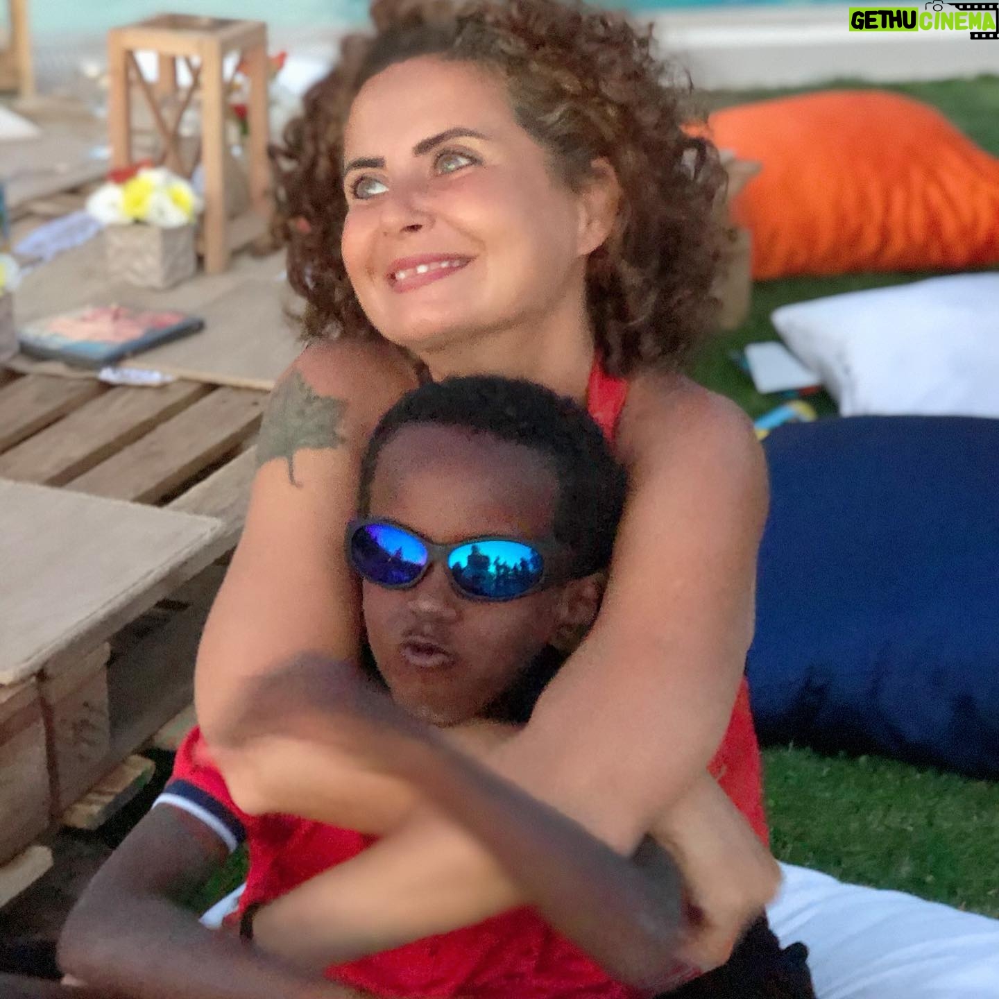 Esra Akkaya - 21.8K Likes - Parti sen gülünce başlasın...