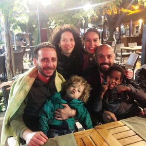 Esra Akkaya Instagram - 40 yıl önce bu gün ben abla oldum yeniden doğdum... Can’ın aşkı daydayları hayatıma iki de kız kardeş soktunuz daha ne isterim 🙏🏽 Iyi ki doğdunuz. 🎂💕 Sizinle gurur duyuyorum ve çok ama çok seviyorum @sarpakkaya @kayaakkaya