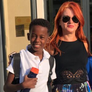 Esra Akkaya Instagram - Son sınıfın ilk günü… gurur ve heyecan…
Müdürümüz @sakineozdemir ‘in güvenli ellerine bir kez daha bırakıyoruz Canlarımızı