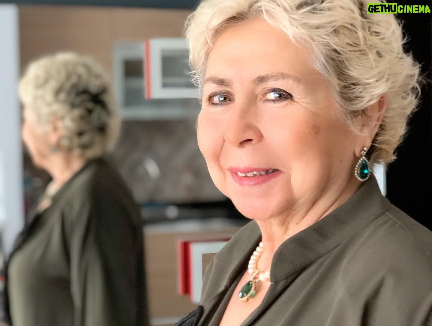 Esra Akkaya - 14K Likes - Annem artık her gün evde şık olmak istediğini açıkladı. Can beni dansa kaldırdı ve ben saçlarımı toplamayarak bu çılgınlığa katılmaya karar verdim :)
