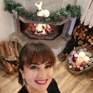 Esra Harmanda Instagram - 2024 gönlümüzden geçenleri getirsin🙏🏼❤️💫

@prof.dr.borafarsak 

Oğlumuz #Tarçın
Kızımız #Roxy
#yeniyıl #2024