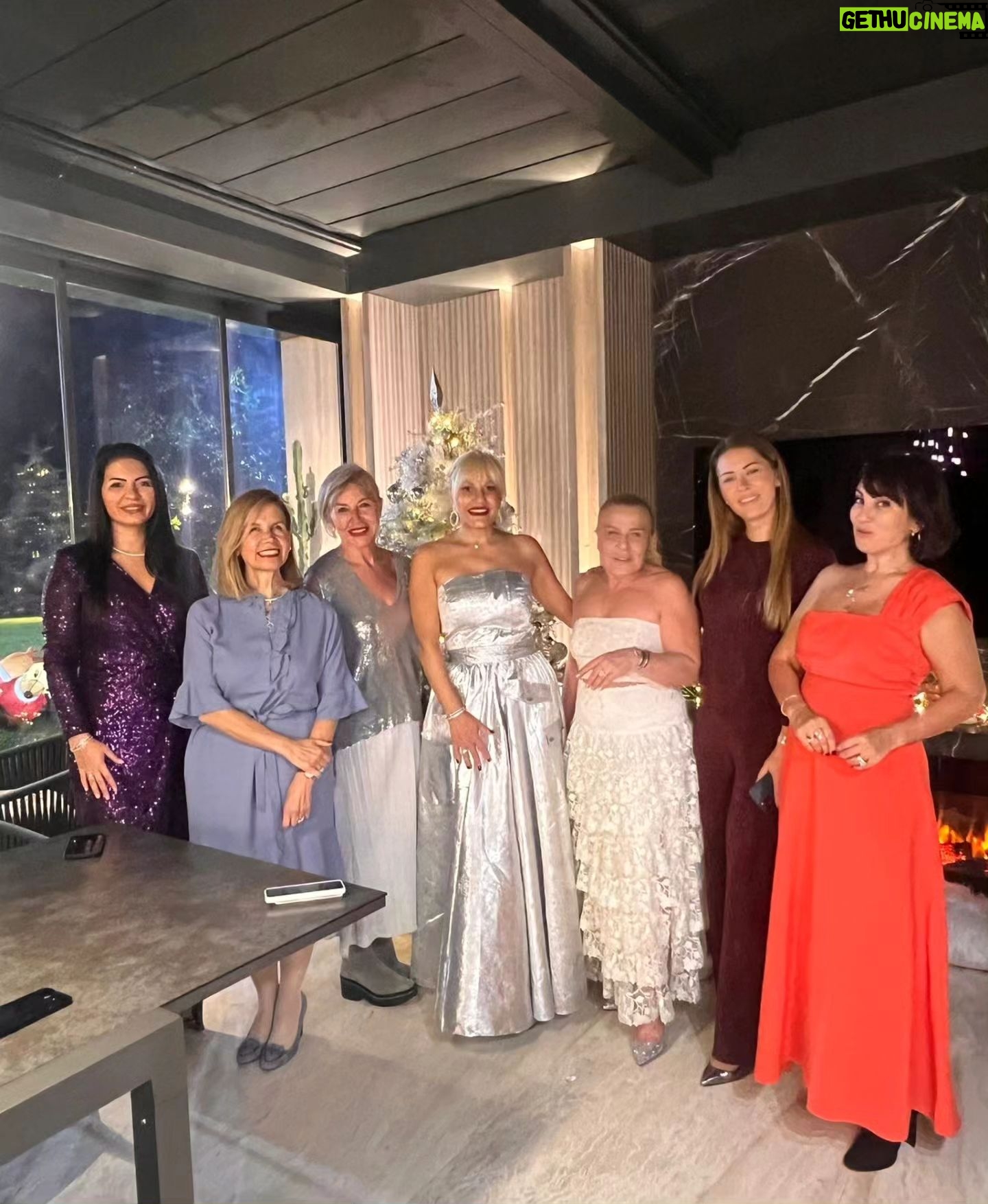 Esra Harmanda - 616 Likes - Sevgili @yilmazfiliz evsahipliginde rengarenk harika bir gecede bulustuk🥰💕