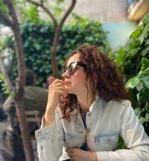 Esra Kızıldoğan Instagram - Çok da şey etmemek lazım ama hiç şey yapmamak da, ne bileyim🐒