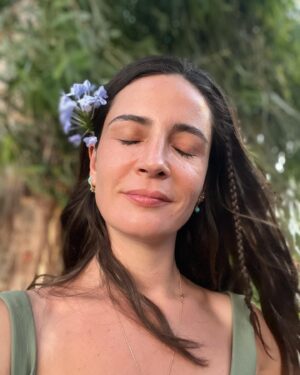 Esra Şengünalp Instagram - Canım söğüt ağacı ve rüzgar! Bahtiyarız.