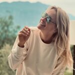 Estelle Lefébure Instagram – Bon week-end a tous 

#saturdaymood 
#smile #relax 
#glasses @lacoste 
#sweatshirts @ecoalf