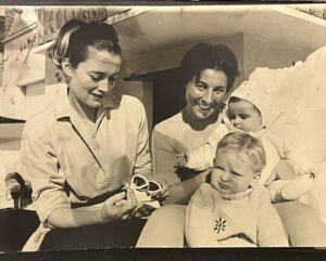 Estelle Lefébure Instagram - L’amour ne disparait jamais 

“ Je ne suis pas loin , juste de l’autre côté du chemin. ”

Paul Claudel 

#amour 
#famille