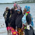 Estelle Lefébure Instagram - Surnommée l’Île Verte , l’Île de Pemba est un lieu unique .J’y ai notamment eu la chance de rencontrer ces femmes formidables qui cultivent les algues et d’y découvrir un marché regorgeant de fruits et d’épices comme cette noix de muscade encore dans son fruit . #ponant #expeditioncruise #PONANTExplorations #instantponant #collab