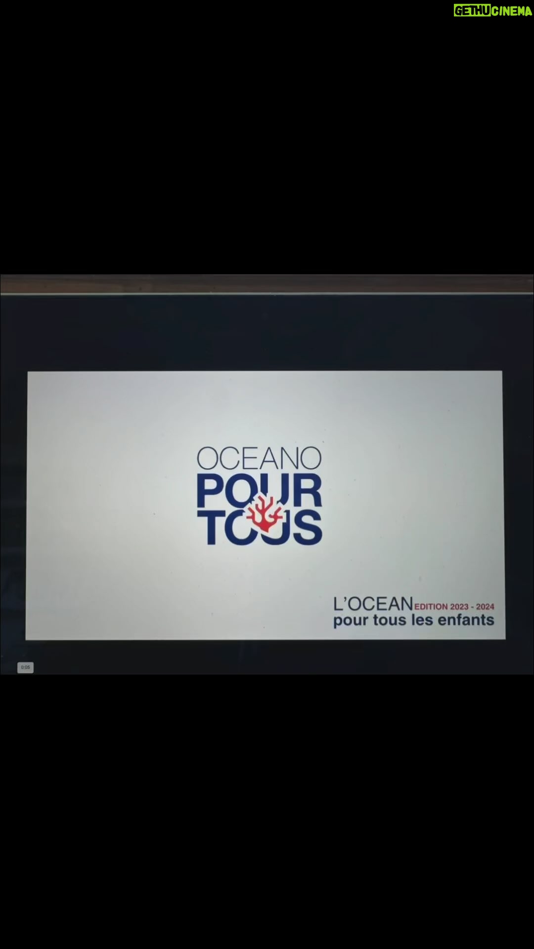 Estelle Lefébure Instagram - En tant que marraine du concours «Oceano pour tous » et Ambassadrice Oceano Jeunesse pour l’Institut Océanographique de Monaco , je tenais à remercier toutes les équipes de l’Institut ( Tiziana , Laurie, Lisa , Alexandra , Emilie ..) Monsieur Robert Calcagno , ainsi que tous les jurés qui ont participé à ces trois jours de réunion et à la désignation des classes gagnantes . Je voulais aussi remercier et surtout féliciter toutes les 43 classes inscrites de la Métropole à l’Océan Indien en passant par les Dom-Tom pour leurs engagements et leurs actions . Vous êtes les acteurs de la protection des océans . Merci 💙 @oceanomonaco @robert.calcagno @emilievitale @alexandra_bardy