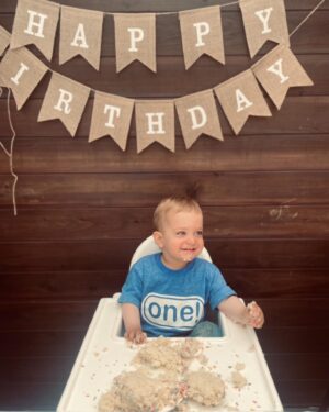 Esther Anderson Instagram - This is 1 🎉
Party was a smash until dad tried to assist in the smash 🤣
We love you so much Ralphie 💕
#nokidswereharmedinthemakingofthispicture #one
