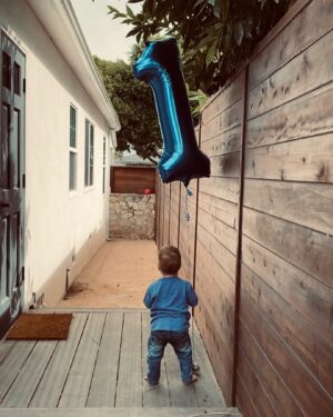 Esther Anderson Instagram - This is 1 🎉
Party was a smash until dad tried to assist in the smash 🤣
We love you so much Ralphie 💕
#nokidswereharmedinthemakingofthispicture #one