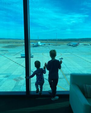 Esther Anderson Instagram - Just completed 10 weeks of school holidays, 6 of those weeks solo parenting while Hubby was in LA, and now got off a 15 hour flight with the kids 🤪 if anyone needs me ..I’ll be asleep for the next 2 weeks 😂 I wish 
#survived