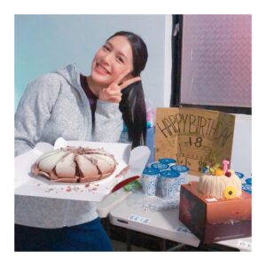 Eugenie Liu Instagram - 謝謝公司🍰
謝謝我親愛的劇組🎬
謝謝我的男主角我愛你🎂
謝謝阿甘我更愛你～可是～🍭

謝謝我的家人們🎁

#超感應學園 #🎬 #happybirthday