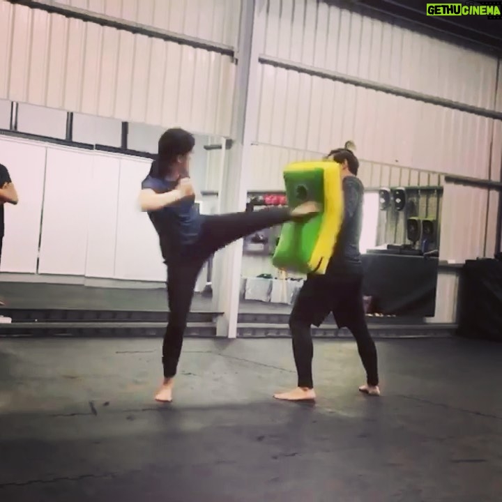 Eugenie Liu - 2.6K Likes - 大家早安 ☀️
練習成為霸氣千金的過程,#倪安琪 養成術的秘訣,就是需要丟棄所有的羞恥心,與把人體的極限開到最大😂(這一篇與上一篇只表達人體極限的部分💪🏻至於羞恥心的部分,看片就知道囉㊙️) 謝謝媽咪把我生得力氣很大(咦?這是可以用生的嗎?🤣)謝謝小時候爸爸教我跆拳,讓我身體裡流的血液有著爆炸性記憶🙏🏻當時只是覺得好玩😜原來⋯就是這個時候要用的呀~😂 #極道千金 #12月6日 #Netflix #原創影集 #全季上線