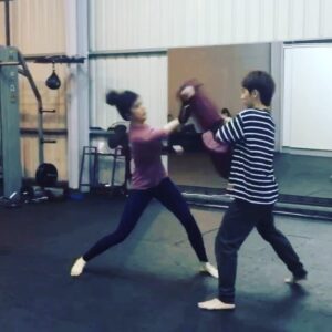 Eugenie Liu Instagram - 一個速度感😎
練拿刀滾滾防禦🔪🔪🔪
和踢踢踢🦶🏻🦶🏻🦶🏻黑白講講😂
#不要惹我 #極道千金 #倪安琪 #養成 🤪
#12月6日 #Netflix #原創影集 #喔耶