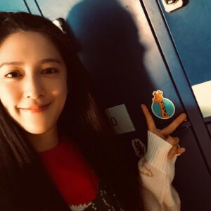 Eugenie Liu Instagram - 大海🌊 長頸鹿🦒 外太空🌃
簡稱 「海 陸 空 」
恩⋯好像有點冷 這個冷笑話🥲

今天想來聊聊 關於劇組的用心❤️
這是小時候 #方小路 畫的圖 
一看到馬上詢問 拍完能否留給我當做紀念
一看到這樣的佈置 角色的童年 
就像幻燈片一樣 一幕一幕在腦海中上演

還有著一本小路日記
紀錄著小路生前的種種
還記得一翻開 眼淚就不自覺地潸然淚下
謝謝大家的用心 一起體會角色的細節
讓我 角色 與環境 融合在一起❤️

你我之間沒有分別 我們之間 缺一不可
我愛你們 所有參與 #超感應學園 🎬 的大家😊

備註：小路 = 小鹿🦒（諧音 ）
所以我小時候的置物櫃 
有著「小鹿」貼紙❤️ 可愛的小巧思