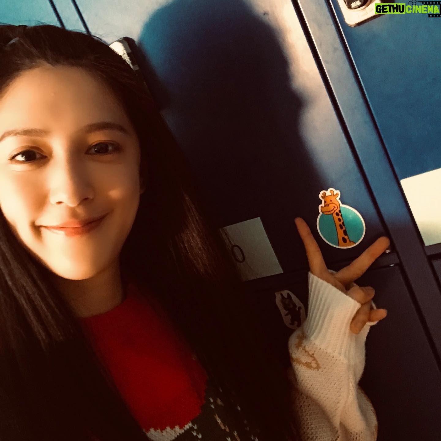 Eugenie Liu - 3 Likes - 大海🌊 長頸鹿🦒 外太空🌃
簡稱 「海 陸 空 」
恩⋯好像有點冷 這個冷笑話🥲
今天想來聊聊 關於劇組的用心❤️
這是小時候 #方小路 畫的圖
一看到馬上詢問 拍完能否留給我當做紀念
一看到這樣的佈置 角色的童年
就像幻燈片一樣 一幕一幕在腦海中上演
還有著一本小路日記
紀錄著小路生前的種種
還記得一翻開 眼淚就不自覺地潸然淚下
謝謝大家的用心 一起體會角色的細節
讓我 角色 與環境 融合在一起❤️
你我之間沒有分別 我們之間 缺一不可
我愛你們 所有參與 #超感應學園 🎬 的大家😊
備註:小路 = 小鹿🦒(諧音 )
所以我小時候的置物櫃
有著「小鹿」貼紙❤️ 可愛的小巧思