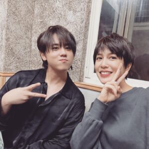 Eugenie Liu Instagram - 一個圓桌，六隻小福，永遠不變的情誼❤️
從右手邊繞一圈，依序被我捕獲🤪

此按被抓來拍照順序，不想忘記這美好時刻，照順序拍起來，比較不容易忘。

吃著熱騰騰剛上桌的乾麵和炒空心菜高麗菜，吃著麵裡的滷蛋，靜靜地看著大家，聽著大家閒話家常，說什麼內容進到耳裡好像已經沒有那麼重要，感受到的是一種舒服、幸福、放鬆的感覺☺️

謝謝西多士把蔬菜轉到我前面，知道我愛吃❤️謝謝靜芳幫我熱湯盛湯，知道我忙到現在還沒吃東西幫我暖暖胃，謝謝阿甘給我關愛的眼神雖然我們坐得比較遠，謝謝石頭不會忘記我，無論戲中還是戲外，謝謝培安給我的溫暖和關心，在一瞬間全部都收到了❤️
#超感應學員 #我愛你們 #❤️ #方小路 #筆記 #📝