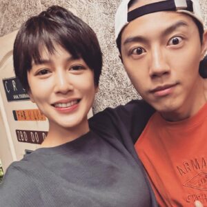 Eugenie Liu Instagram - 一個圓桌，六隻小福，永遠不變的情誼❤️
從右手邊繞一圈，依序被我捕獲🤪

此按被抓來拍照順序，不想忘記這美好時刻，照順序拍起來，比較不容易忘。

吃著熱騰騰剛上桌的乾麵和炒空心菜高麗菜，吃著麵裡的滷蛋，靜靜地看著大家，聽著大家閒話家常，說什麼內容進到耳裡好像已經沒有那麼重要，感受到的是一種舒服、幸福、放鬆的感覺☺️

謝謝西多士把蔬菜轉到我前面，知道我愛吃❤️謝謝靜芳幫我熱湯盛湯，知道我忙到現在還沒吃東西幫我暖暖胃，謝謝阿甘給我關愛的眼神雖然我們坐得比較遠，謝謝石頭不會忘記我，無論戲中還是戲外，謝謝培安給我的溫暖和關心，在一瞬間全部都收到了❤️
#超感應學員 #我愛你們 #❤️ #方小路 #筆記 #📝