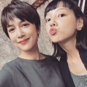 Eugenie Liu Instagram - 一個圓桌，六隻小福，永遠不變的情誼❤️
從右手邊繞一圈，依序被我捕獲🤪

此按被抓來拍照順序，不想忘記這美好時刻，照順序拍起來，比較不容易忘。

吃著熱騰騰剛上桌的乾麵和炒空心菜高麗菜，吃著麵裡的滷蛋，靜靜地看著大家，聽著大家閒話家常，說什麼內容進到耳裡好像已經沒有那麼重要，感受到的是一種舒服、幸福、放鬆的感覺☺️

謝謝西多士把蔬菜轉到我前面，知道我愛吃❤️謝謝靜芳幫我熱湯盛湯，知道我忙到現在還沒吃東西幫我暖暖胃，謝謝阿甘給我關愛的眼神雖然我們坐得比較遠，謝謝石頭不會忘記我，無論戲中還是戲外，謝謝培安給我的溫暖和關心，在一瞬間全部都收到了❤️
#超感應學員 #我愛你們 #❤️ #方小路 #筆記 #📝