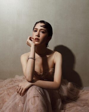 Eugenie Liu Instagram - 老狐狸的林秘書
夜市味的林珍珍
金馬60我們都是
亮晶晶的表演者✨

Fashion @linli_boutique
Shoes @jimmychoo 
Jewelry @bulgari 
Hair @paulinehairflux 
Makeup @clairechengmakeup @21caratmakeup
Stylist @kwenkwenyu
Photographer @yuweiiv 

#金馬60 #老狐狸 #gha60 #goldenhorseawards #tghff2023 #2023金馬影展