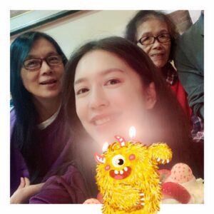 Eugenie Liu Instagram - 謝謝公司🍰
謝謝我親愛的劇組🎬
謝謝我的男主角我愛你🎂
謝謝阿甘我更愛你～可是～🍭

謝謝我的家人們🎁

#超感應學園 #🎬 #happybirthday