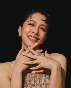 Eugenie Liu Instagram - 金馬60
充滿電的一個月
大家齊聚一堂✨
只為所愛的電影

宣傳著老狐狸🦊
參與金馬大師課
謝謝金馬的照顧
謝謝大小狐狸們

帶著美麗的心情
充滿表演的能量
踏實感受每一刻
迎接未來的角色

Fashion @linli_boutique 
Jewelry @bulgari 
Hair @paulinehairflux 
Makeup @clairechengmakeup @21caratmakeup
Stylist @kwenkwenyu
Photographer @yuweiiv 

#金馬60 #老狐狸 #gha60 #goldenhorseawards #tghff2023 #2023金馬影展